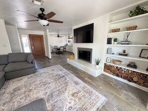 Smart TV, chimenea y libros 