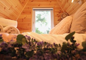 Travel cot, free WiFi, bed sheets