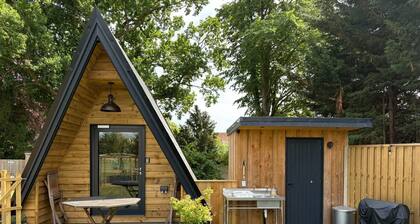 Dog-Friendly Woodland Hideaway: A Quirky, Romantic Escape with Hot Tub