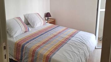 2 habitaciones, tabla de planchar con plancha, wifi y ropa de cama