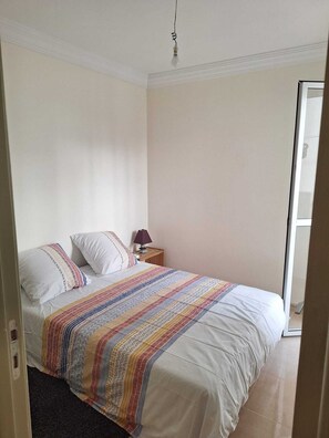 2 chambres, fer et planche à repasser, Wi-Fi, draps fournis