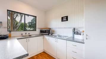 Kjøleskap, mikrobølgeovn, kokeplater og brødrister