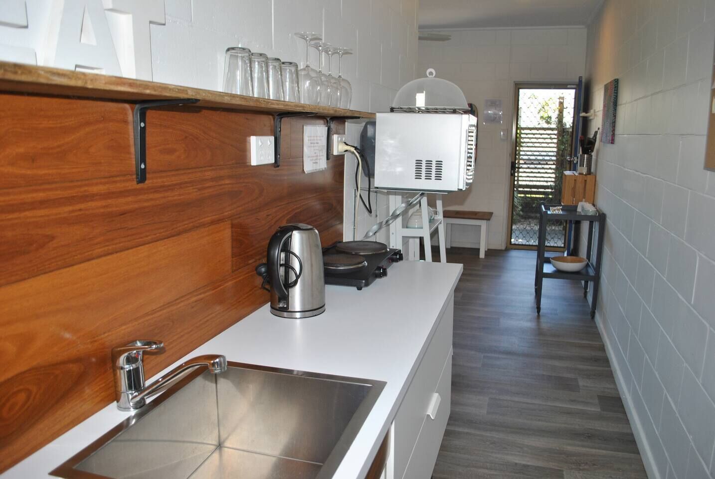 Frigorífico, microondas, placa de cocina y tostadora