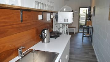 Frigorífico, microondas, placa de cocina y tostadora