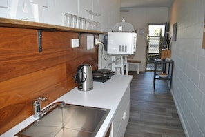 Réfrigérateur, micro-ondes, plaque de cuisson, grille-pain