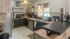 Wasserkocher mit Kaffee-/Teezubehör, Kühlschrank, Mikrowelle, Ofen