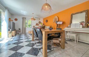 Dining - Nice home in Salon-de-Provence (Salon-de-Provence)