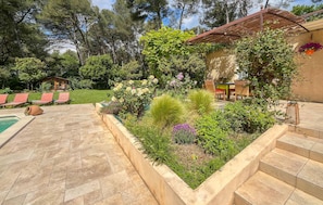 Outdoor dining - Nice home in Salon-de-Provence (Salon-de-Provence)