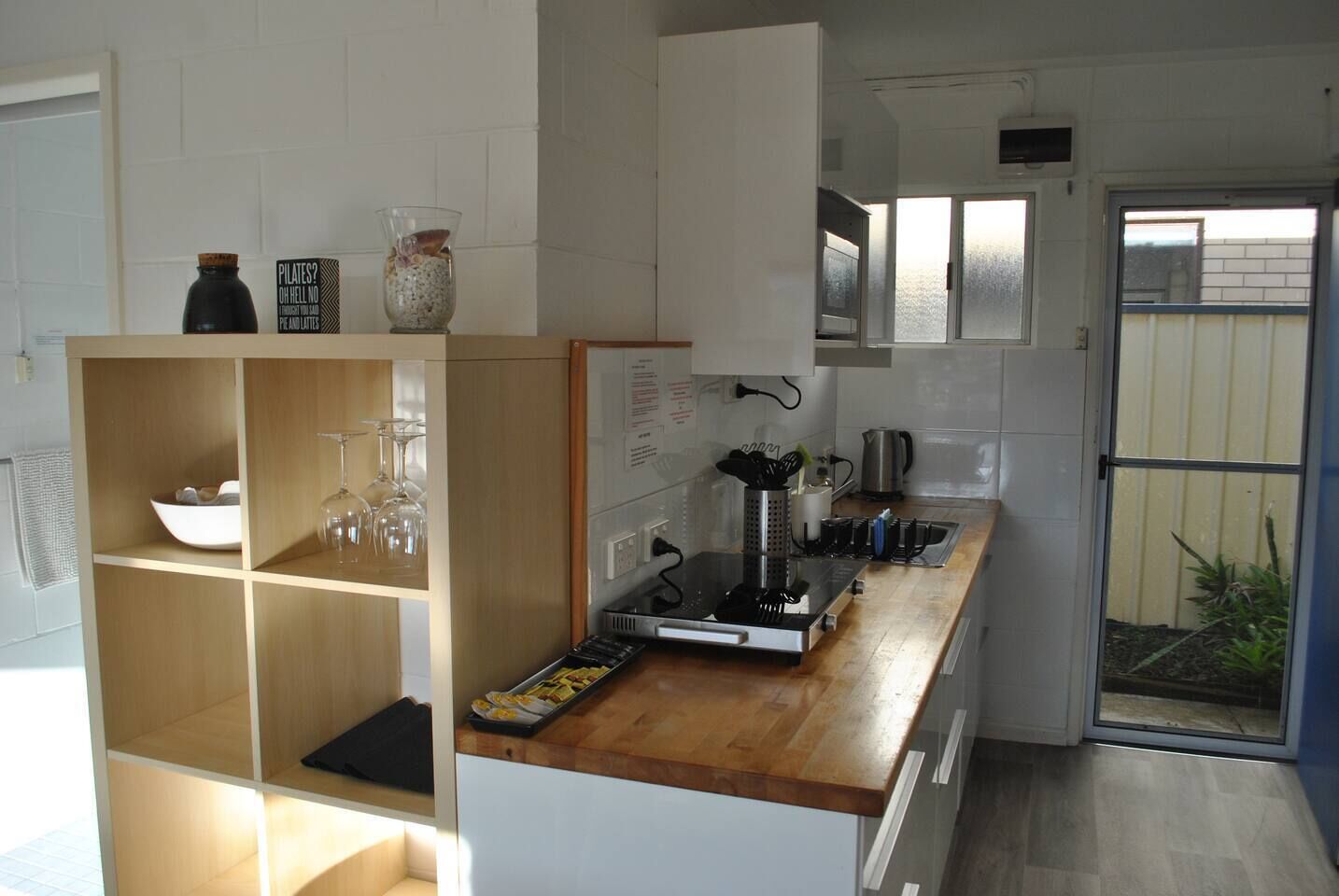 Refrigerador, microondas, parrilla de estufa y tostadora 