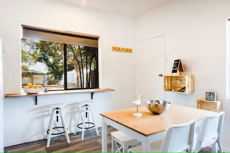 Dining. Iluka Beachouse UNIT 1