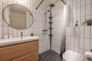 Dutxa, assecador de cabells, tovalloles i sabó 