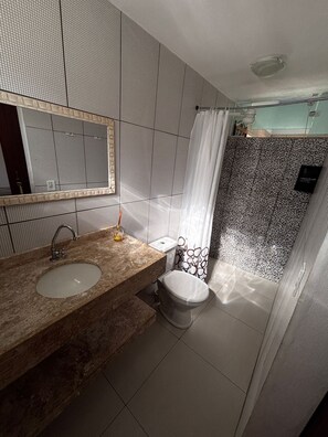 Een douche, een bidet, toiletpapier