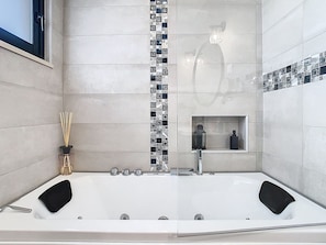 Jetted tub, hair dryer, towels, soap
