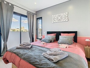 3 slaapkamers, een strijkplank/strijkijzer, wifi, beddengoed