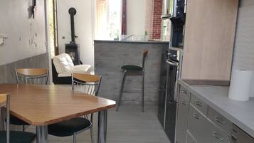 Micro-ondes, plaque de cuisson, lave-vaisselle, cafetiĂšre/bouilloire