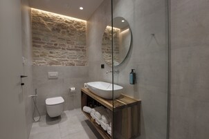 Quarto triplo luxo, vista para a cidade | Banheiro | Sabonete, shampoo, papel higiênico 