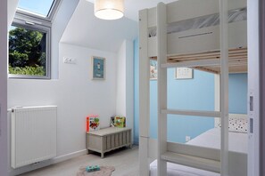4 bedrooms, iron/ironing board, free WiFi