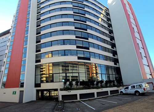 Spacious 3-bedroom apartment with WiFi, AC in marvelous Durban 6 sleeper