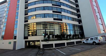 Spacious 3-bedroom apartment with WiFi, AC in marvelous Durban 6 sleeper