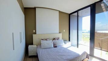 Tabla de planchar con plancha, wifi, ropa de cama