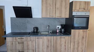 Wasserkocher mit Kaffee-/Teezubehör, Kühlschrank, Ofen, Herdplatte