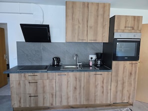 Cafeteira/chaleira, geladeira, fogão, cooktop