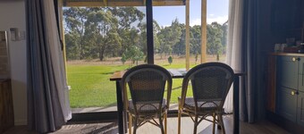 King bed, Recliner and Private. 1.5km to Lammermoor beach. AC and Starlink wifi