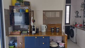 KĂŒhlschrank, Mikrowelle, Wasserkocher mit Kaffee-/Teezubehör