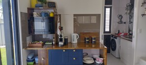 ثلاجة، ميكروويف، ماكينة لصنع القهوة/الشاي، غلّاية كهربائية