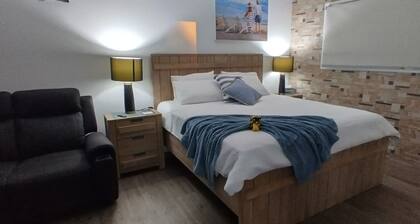 King bed, Recliner and Private. 1.4km to Lammermoor beach. AC and Starlink wifi