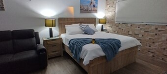 King bed, Recliner and Private. 1.4km to Lammermoor beach. AC and Starlink wifi
