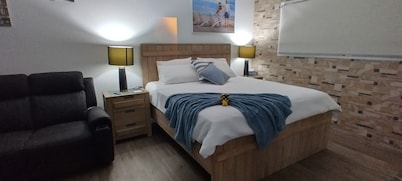 King bed, Recliner and Private. 1.4km to Lammermoor beach. AC and Starlink wifi