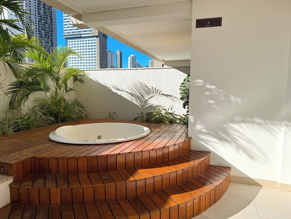 Bain à remous extérieur