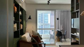 Apartamento luxo, 1 cama Queen, sacada, vista para a cidade | Área de estar | TV LED 42 polegadas com canais a cabo