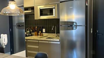 Apartamento luxo, 1 cama Queen, sacada, vista para a cidade | Cozinha privada