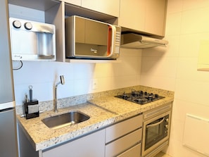 Apartamento superior, 1 cama Queen, sacada, vista para a cidade | Cozinha privada