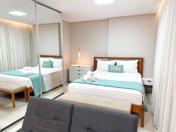 Apartamento superior, 1 cama Queen, sacada, vista para a cidade | Wi-Fi de cortesia