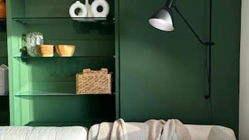 Apartamento luxo, 1 cama Queen, sacada, vista para a cidade | Área de estar | TV LED 42 polegadas com canais a cabo