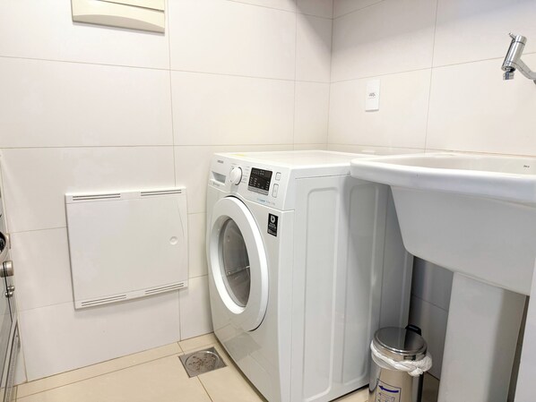 Appartement Supérieur, 1 grand lit, balcon, vue ville | Blanchisserie