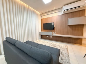 Apartamento superior, 1 cama Queen, sacada, vista para a cidade | Sala de estar