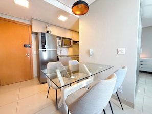 Apartamento superior, 1 cama Queen, sacada, vista para a cidade | Cozinha privada