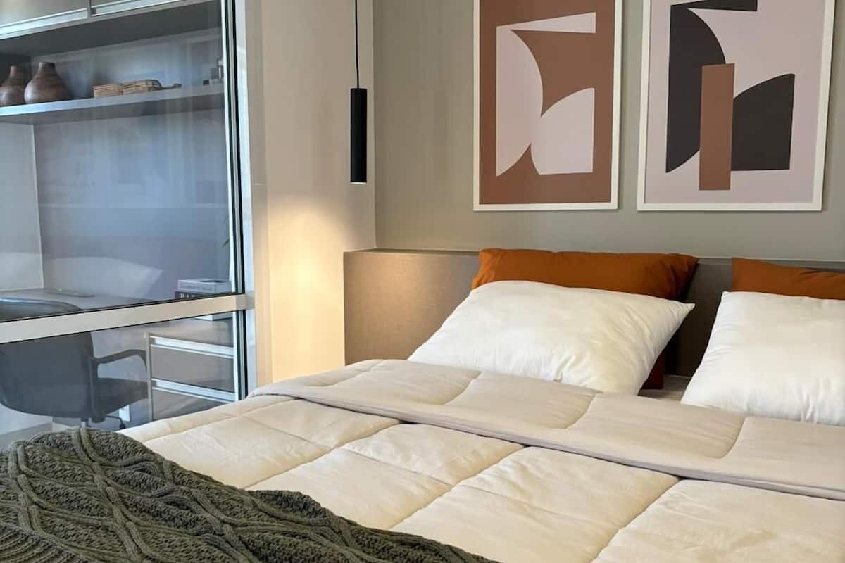 Apartamento superior, 1 cama Queen, sacada, vista para a cidade | Wi-Fi de cortesia