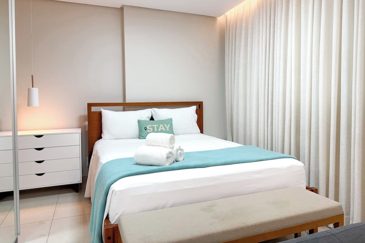 Apartamento superior, 1 cama Queen, sacada, vista para a cidade | Vista do quarto