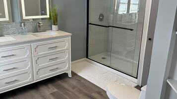 Dusche, Haartrockner, Handtücher, Seife