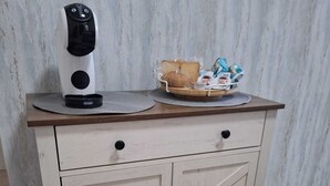Un mueble blanco de madera con dos cajones y dos puertas, coronado por una encimera de madera.