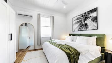5 bedrooms, iron/ironing board, WiFi, bed sheets