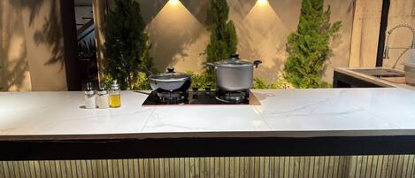 Fridge, stovetop, coffee/tea maker, lobster pot