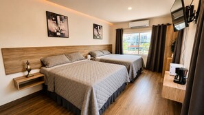 A hotel room with two beds, a TV, an air conditioner, and a coffee maker. - Modern and luxurious for 8 (3 bedrooms with their own bathroom) (San Pedro Sula)