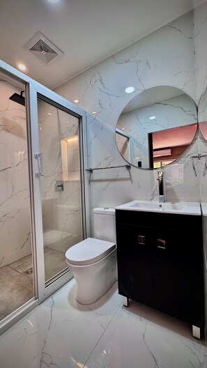 Towels, soap, shampoo, toilet paper