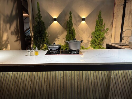 Modern and luxurious for 8 (3 bedrooms with their own bathroom)